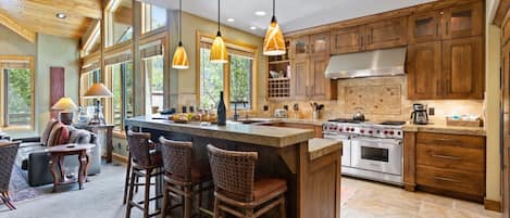 Condo, 4 Bedrooms | Private kitchen | Fridge, oven, coffee/tea maker, toaster