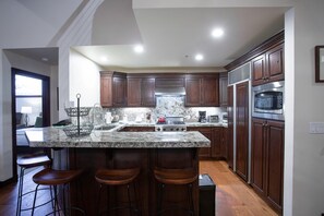 Bloc d'apartaments, 4 dormitoris | Cuina privada | Frigorífic, forn, cafetera i tetera i torradora