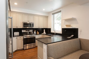 Condo, 1 habitación | Cocina privada | Refrigerador, horno, cafetera y tetera y tostadora