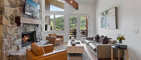 콘도, 침실 3개 | 거실 공간 | 스마트 TV