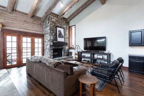 Condo, 3 quartos | Área de estar