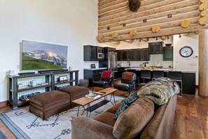 콘도, 침실 3개 | 거실 공간 | 스마트 TV