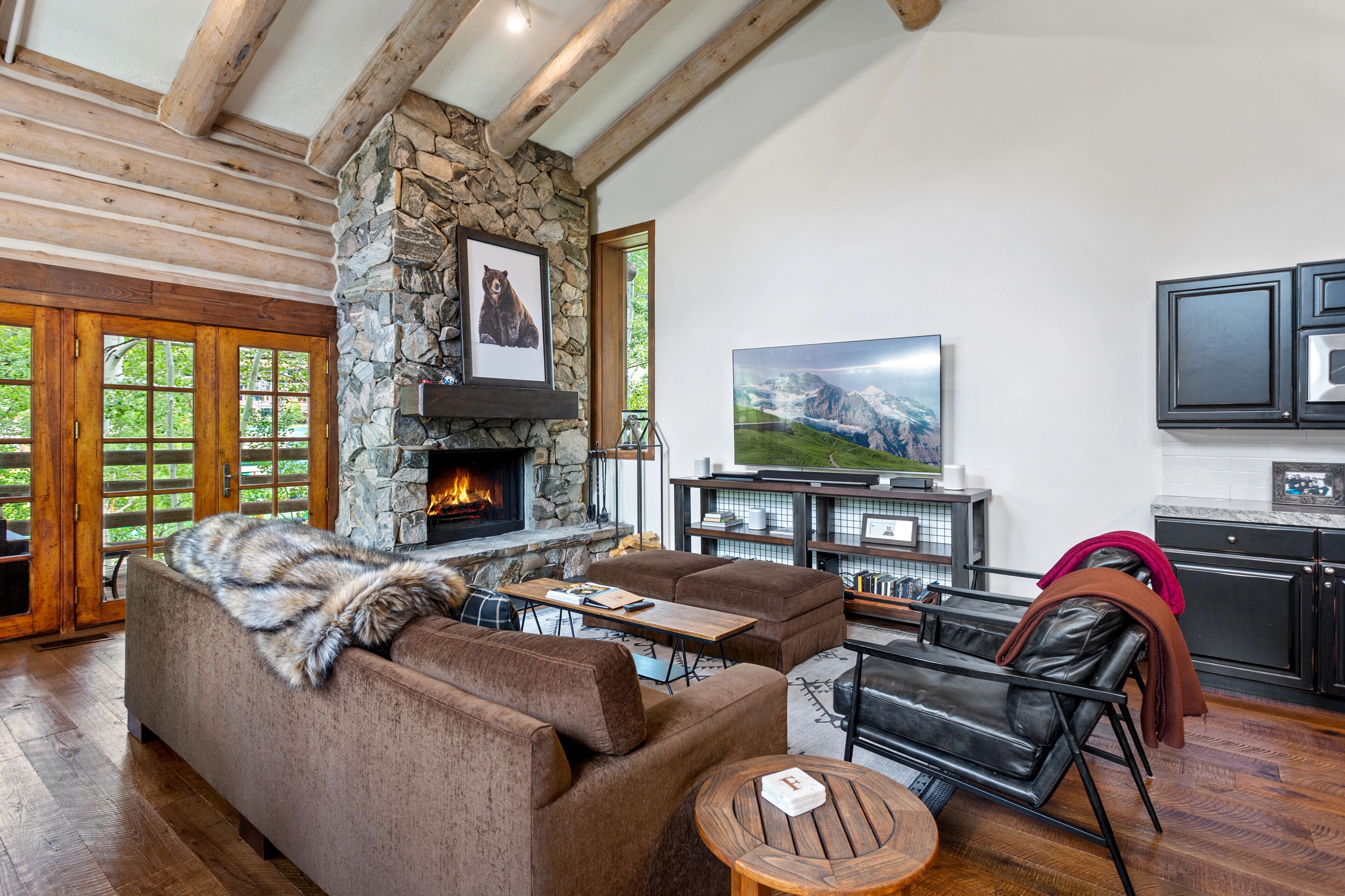 Condo, 3 habitaciones | Área de sala de estar | Smart TV 