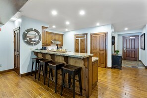 Condo, 2 Bedrooms | Interior