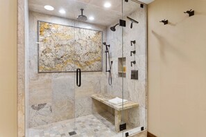 Condo, 2 habitaciones | Baño | Toallas y shampoo 