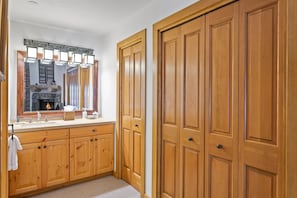 Condo, 3 Bedrooms | Interior