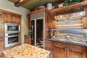 Condo, 4 quartos | Cozinha privada | Geladeira, fogão, cafeteira/chaleira, torradeira