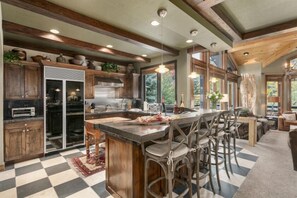 Appart'hôtel, 4 chambres | Cuisine privée | Réfrigérateur, four, cafetière/bouilloire, grille-pain