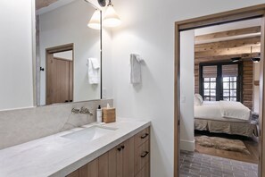 Condo, 2 Bedrooms | Bathroom | Towels, shampoo