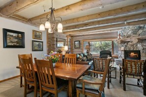 Apartment, 2Â Schlafzimmer | Speisen