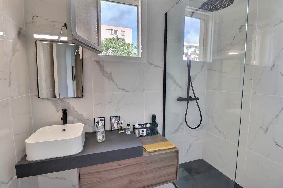 Ducha, artículos de higiene personal gratuitos y secador de pelo