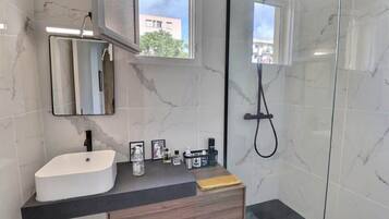 Ducha, artículos de higiene personal gratuitos y secador de pelo