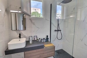 Dusche, kostenlose Toilettenartikel, Haartrockner, Handtücher