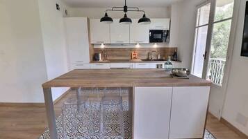 Coffee/tea maker, fridge, microwave, oven