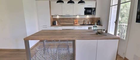 Cafetera y tetera, refrigerador, microondas y horno