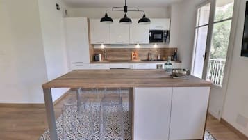 Fridge, microwave, oven, stovetop