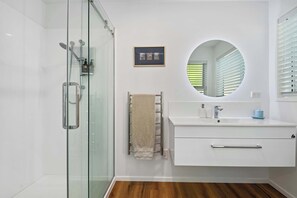 Shower, hair dryer, towels - Inn McDowell | Modern 3 Bedroom in Springfield (Rotorua)