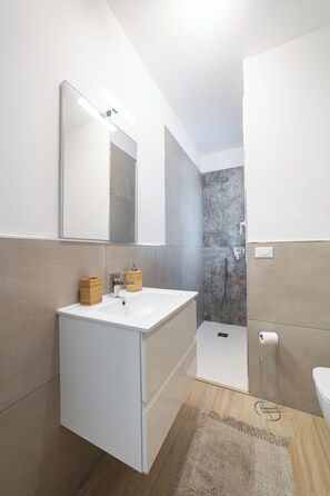 Haartrockner, Bidet, Handtücher, Seife