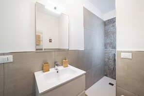 Secadora de cabello, bidet, toallas, jabón 