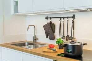 Kühlschrank, Ofen, Herdplatte, Kochgeschirr/Geschirr/Besteck