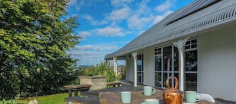 Diamond Homestead - 6-Acre Farm Stay, Sleeps 10