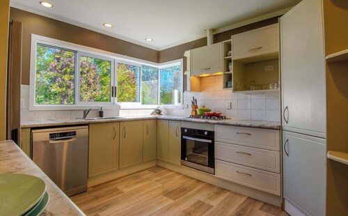 Diamond Homestead - 6-Acre Farm Stay, Sleeps 10