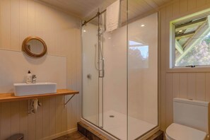 Douche, séchoir à cheveux, serviettes fournies