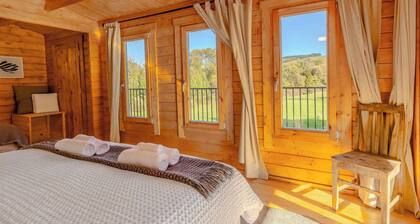 Diamond Homestead - 6-Acre Farm Stay, Sleeps 10