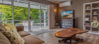 Diamond Homestead - 6-Acre Farm Stay, Sleeps 10