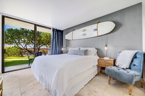 2 habitaciones, escritorio y tabla de planchar con plancha 