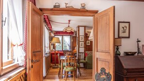 Un interior de madera con comedor, sofá y lámpara.