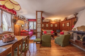 TV - Ca' del Molin, large apartment with balcony and garage (Cortina d´Ampezzo)