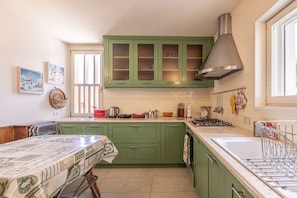 Frigorifero, microonde, forno, lavastoviglie