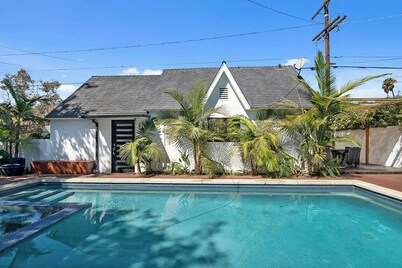 Mansfield Modern - Ultimate Entertainer’s Oasis with Guest House