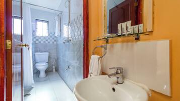 Ducha, toallas, jabón, shampoo