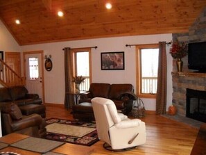 Smart TV, fireplace - CR-308  Deluxe Custom Mtn Get-A-Way, 4 BR, 4 Full Baths, 2 Fireplaces & WiFi (Beech Mountain)