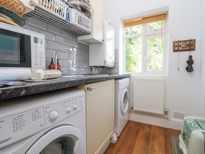 Cookware/dishes/utensils - Hathaway Lane (Stratford-upon-Avon)