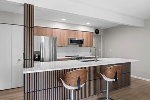 Frigorifero, microonde, forno, piano cottura