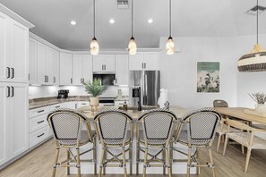 Private kitchen - Just Beachy • Pool • 2 Kings • 3 Min to Beach (Fort Myers Beach)