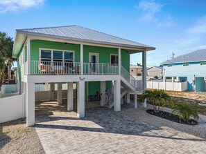 Exterior - Just Beachy • Pool • 2 Kings • 3 Min to Beach (Fort Myers Beach)