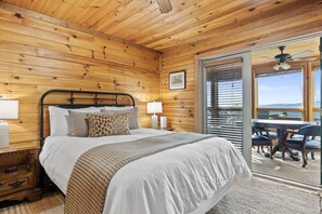 4 bedrooms, desk, WiFi, bed sheets
