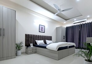 Studio, City View | In-room safe, desk, laptop workspace, blackout drapes - Housr Sector 43 Gurgaon Global FoyerMall (Gurugram)