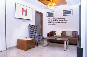 Studio, City View | Living area