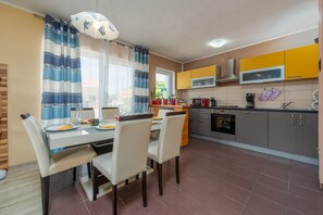 電子レンジ、食器洗い機、コーヒー / ティーメーカー、ハイチェア