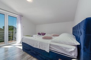 4 室のベッドルーム、ベビーベッド (無料)、ベッドシーツ