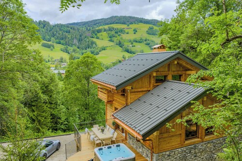 Luxurious Chalet with Sauna & Jacuzzi in Megeve with Parking