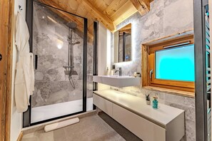Shower, hair dryer, shampoo - Luxurious Chalet with Sauna & Jacuzzi in Megeve with Parking (Megève)