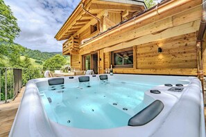 Outdoor spa tub - Luxury Chalet with Sauna & Jacuzzi in Megeve (Megève)