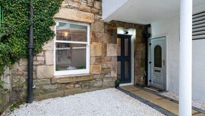 Un bâtiment en pierre doté d’une fenêtre et d’une porte.