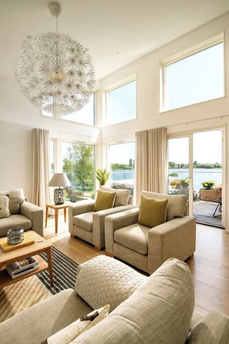 The Lookout | Luxury Lake House with Hot Tub